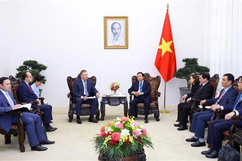 越南政府副总理陈红河会见俄罗斯联邦扎鲁别日石油公司总经理