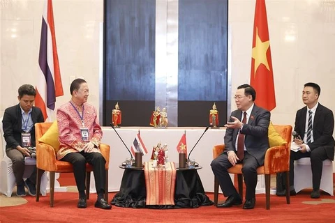 越南国会主席王廷惠会见泰国商会主席和部分龙头企业领导人