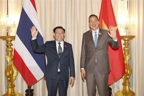 越南国会主席王廷惠会见泰国总理赛塔·他威信