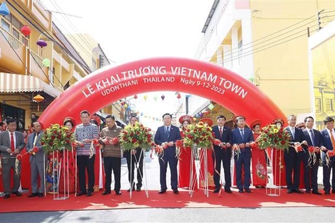 越南国会主席王廷惠为泰国乌隆府“越南城”揭幕
