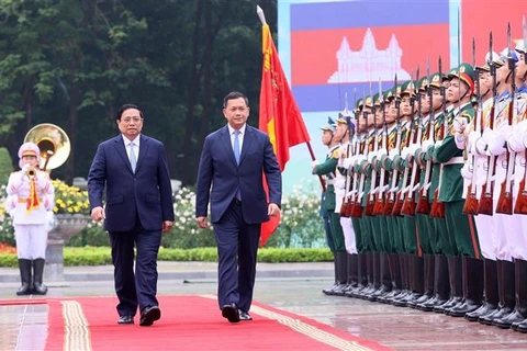 越南政府总理范明政主持仪式 欢迎柬埔寨首相对越南进行正式访问