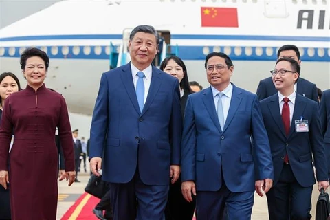 中共中央总书记、中国国家主席习近平抵达河内开始对越南进行国事访问
