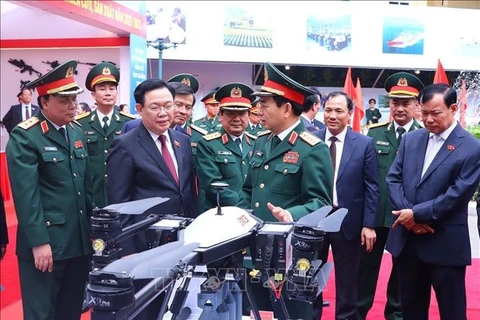 越南国会主席王廷惠走访国防工业总局