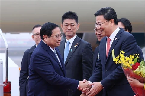 越南政府总理范明政抵达东京 开始东盟—日本建交50周年纪念峰会之行