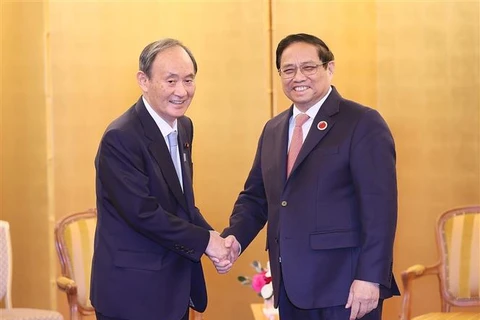 越南政府总理范明政会见日本前首相菅义伟和新加坡总理李显龙