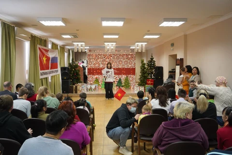旅居莫斯科越南人向莫斯科残疾儿童发放新年慰问品