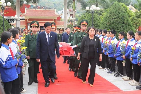 山罗省为在老牺牲的越南志愿军烈士举行追悼会和安葬仪式