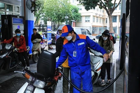 12月21日下午油价上调 汽油零售价每升上涨700多越盾