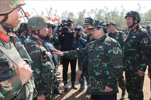越南政府总理范明政出席12军团实弹演习