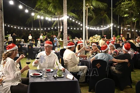 外国游客饶有兴致地在河内过圣诞节