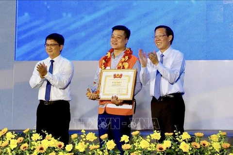 越南国家主席向FAS Angel急救队队长授予勇气勋章