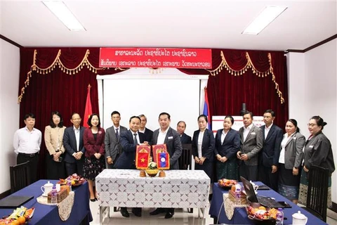 《越南人民报》与老挝《人民报》加强合作