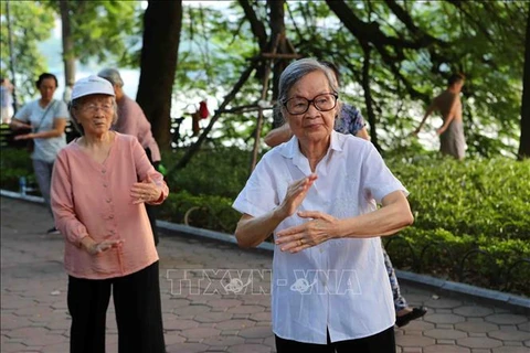 越南国家主席向1025名百岁公民致祝寿贺卡