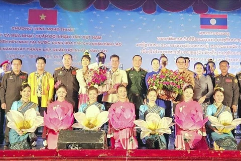 越南驻巴色总领事馆举行庆祝老挝人民军成立75周年文艺演出活动