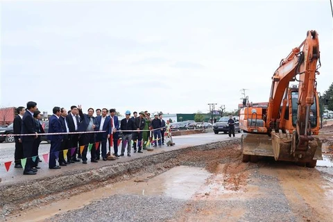 越南政府总理范明政视察海阳省部分重点工程项目