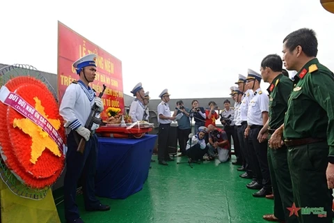 海军第二区司令部工作团探访DK1海上高脚屋并向官兵们致以新春祝福