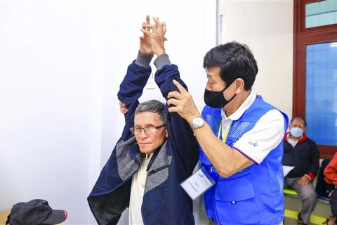 韩国医生为广义省1500人免费义诊送药