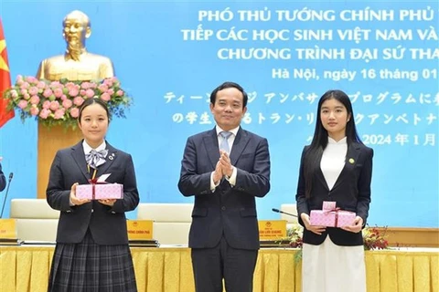 越南政府副总理陈流光会见越南和日本大学生