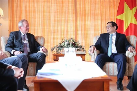 越南政府总理范明政会见多家大型企业领导人