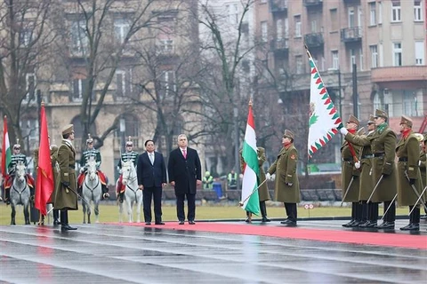 匈牙利总理欧尔班·维克托主持仪式欢迎越南政府总理范明政访匈