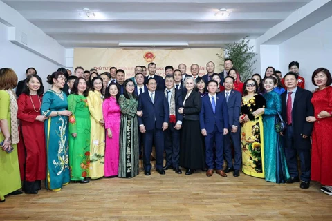 范明政总理会见驻罗马尼亚大使馆干部和工作人员以及旅居罗马尼亚越南人社群代表