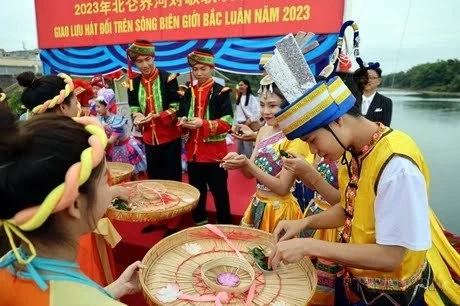 越南芒街与中国东兴的传统友好关系持续发展