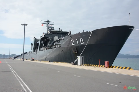 新加坡海军舰艇访问越南庆和省