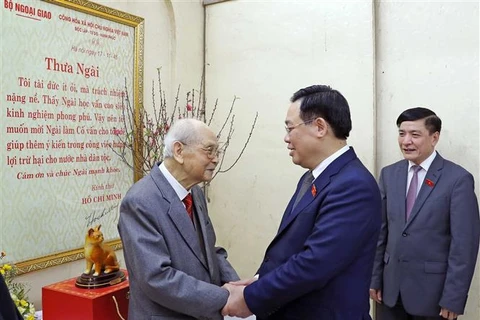 越南国会主席王廷惠走访慰问国会已故领导家属 