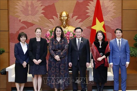 越南国会主席王廷惠会见新西兰大使特雷登·多布森