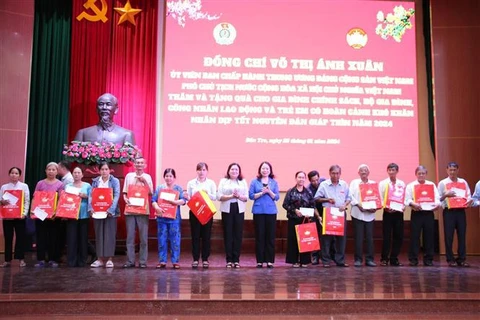 越南国家副主席武氏映春向槟椥贫困人员送上春节慰问品