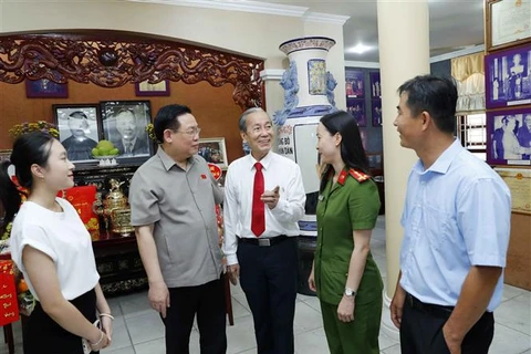 越南国会主席王廷惠春节前走访慰问已故国会主席阮友寿家属