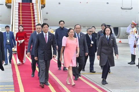 菲律宾总统马科斯抵达河内 开始对越南进行国事访问