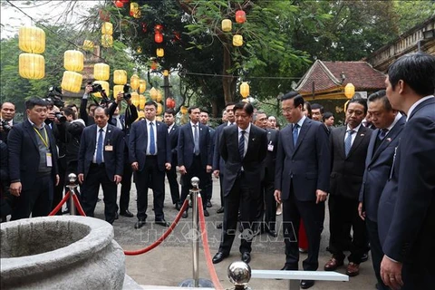 越南国家主席武文赏与菲律宾总统马科斯参观河内升龙皇城