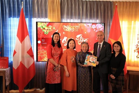 2024年甲辰龙年春节：旅居瑞士越南人坚信国家发展前景