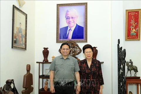越南政府总理范明政敬香缅怀已故政府领导人