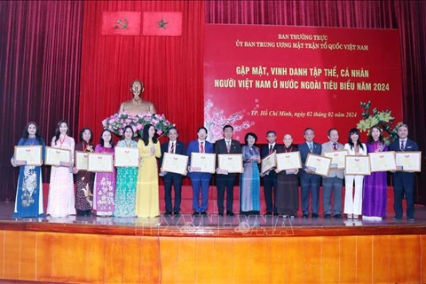 2024年家乡之春：表彰旅外越南人7个先进集体和15名个人