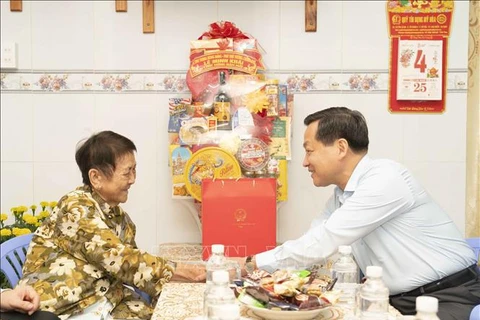 越南政府副总理黎明慨春节前夕在安江省开展走访慰问活动