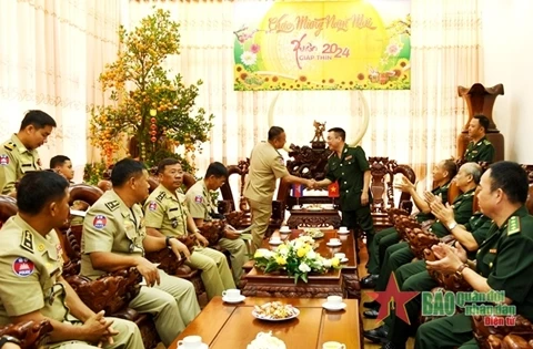 柬埔寨蒙多基里省公安司走访拜年得乐省边防部队