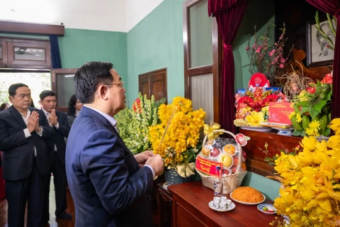 越南国会主席王廷惠在67号屋敬香缅怀胡志明主席