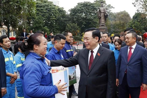 国会主席王廷惠向河内党委和政府以及人民拜年