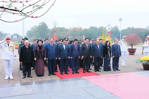 越南党和国家领导人甲辰年春节拜谒胡志明主席陵