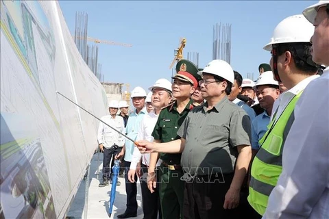 越南政府总理范明政视察新山一机场T3航站楼项目施工现场