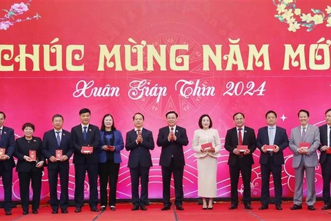 越南国会主席王廷惠出席国会办公厅迎春见面会