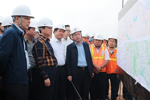 政府副总理陈红河：推进高度公路、输电线路等项目如期完成