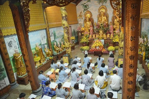 在老越南人寺院举行元宵节