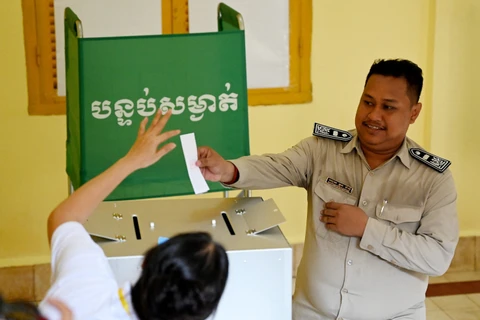 柬埔寨执政党表示在参议院选举中获胜