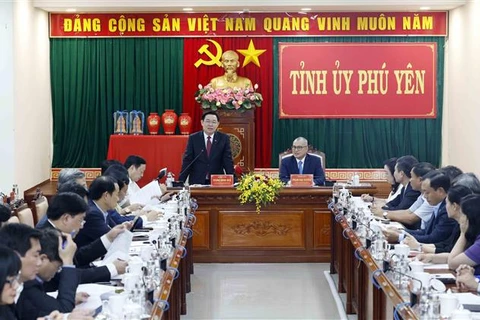 国会主席王廷惠与富安省委常务委员会召开会议