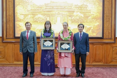 两名外国人荣获承天顺化省名誉公民称号