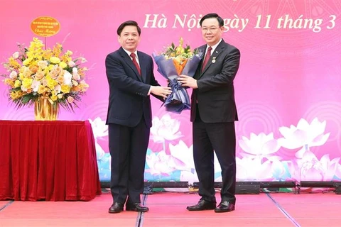越南国会主席王廷惠荣获党龄40年纪念章