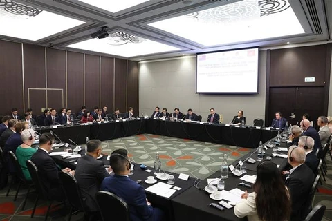 越南总理范明政与新西兰企业举行座谈会